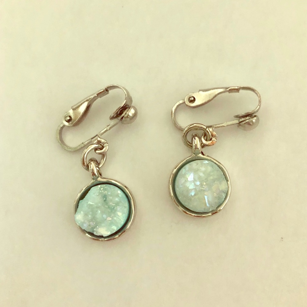 Green stone clip earrings